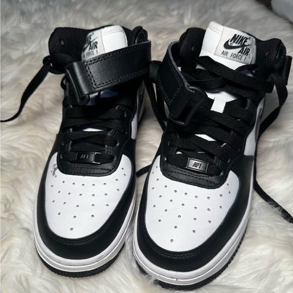 Air Force 1 Mid 'Black White' - Picture 5 of 6